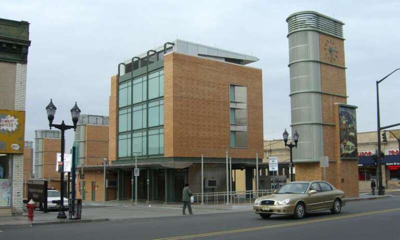 The Bergenline Ave station of the Hudson-Bergen Light Rail line on Bergenline Avenue and 48th Street in Union City, New Jersey.  Taken February 13, 2007 by Nightscream.