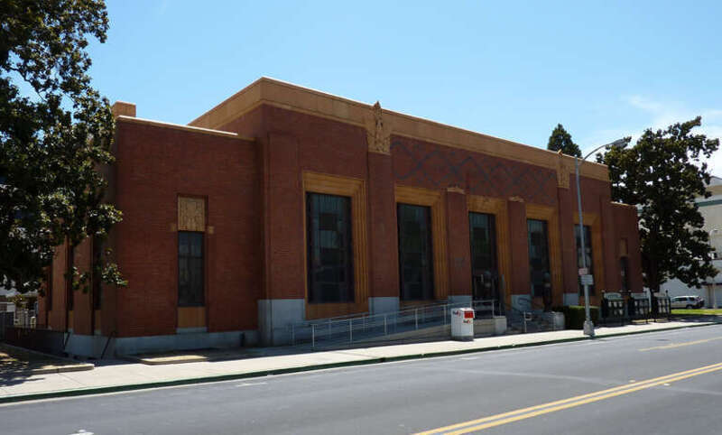 The United States Post Office Visalia Town Center Station, in Downtown Visalia, circa 1940s-1950s.
A 1933 building on the National Register of Historic Places in Tulare County.
View of north facade, from across Acequia Avenue.