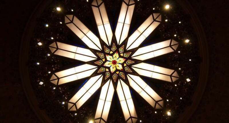 ceiling light fixture of Rodeph Shalom Synagogue's sanctuary