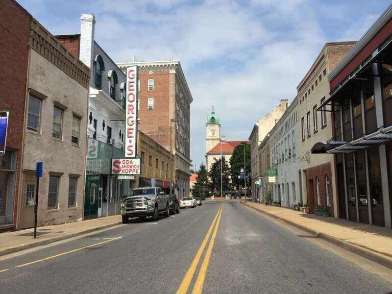 View west along U.S. Route 33 (Market Street) at Federal Street in Harrisonburg, Virginia