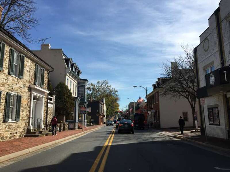View east along Virginia State Route 7 Business (Market Street) between Wirt Street and U.S. Route 15 Business (King Street) in Leesburg, Loudoun County, Virginia