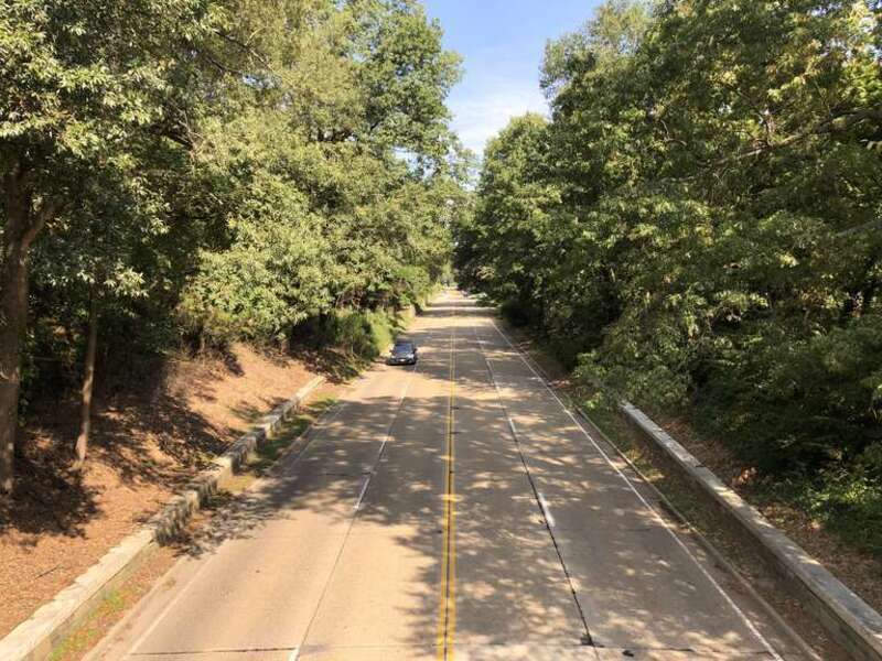 View north along the George Washington Memorial Parkway from the overpass for Alexandria Avenue in Fort Hunt, Fairfax County, Virginia