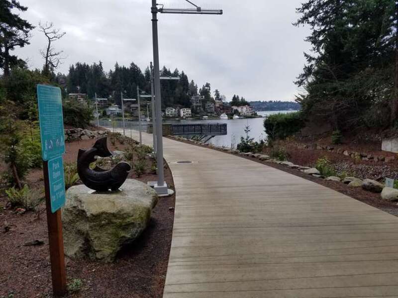 Walkway in Meydenbauer Bay Park heading south to the beach area