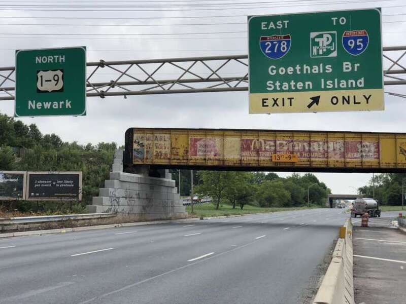 View north along U.S. Route 1 and U.S. Route 9 at the exit for Interstate 278 EAST (TO New Jersey Turnpike/Interstate 95, Goethals Bridge, Staten Island) in Linden, Union County, New Jersey