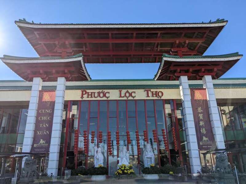 Phía trước cửa Thương xá Phước Lộc Thọ