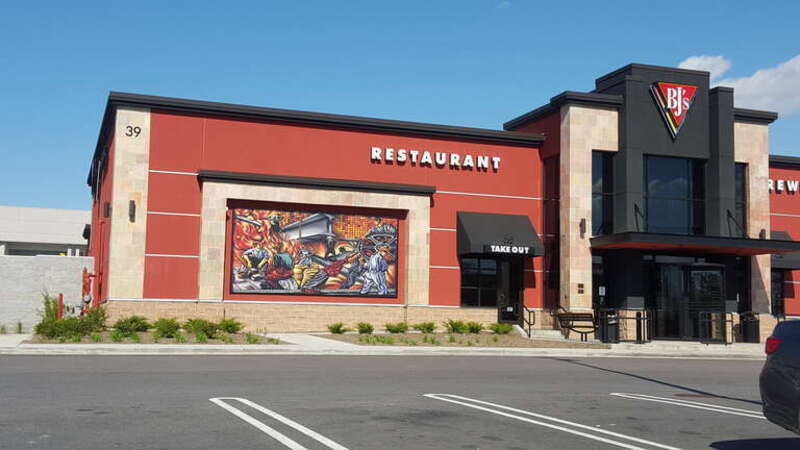 The Green Acres Mall in Valley Stream, NY is a 20,000sf mall. Together with the Green Acres Commons, a 366,000sf complex it ranks 13th in largest mall sizes in the US. BJ's Brewhouse is a standalone structure in the parking lot of the commons