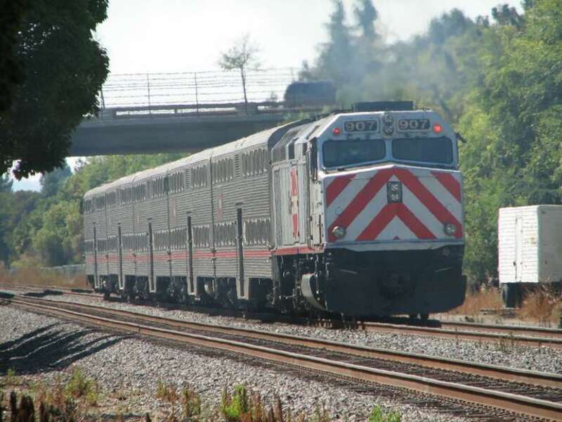 A San Francisco-bound Caltrain train accelerates out of Mountain View in July 2005. The Shoreline Boulevard bridge is in the background.