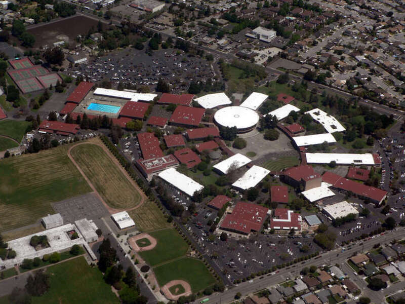 Chabot College; (Hayward, California); Ochoa Middle School (lower left) 

Viewpoint location: Flight 334 from Seattle/Tacoma, WA to Oakland, CA Alaska Airlines
Lat/Long:
Maps and aerial photos
Topographic map from TopoZone
USGS aerial image from MSR