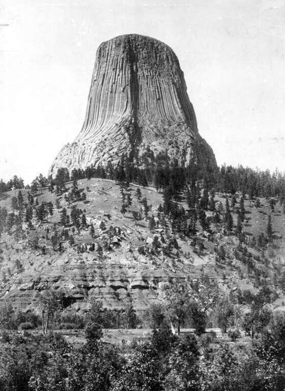 Devils Tower, on west bank of Belle Fourche River, south of Hulett. Crook Wyoming. Circa 1900. Plate 17, as Ives Three Color Process, in U.S. Geological Survey. Professional paper 32. 1905, figure 1 in U.S. Geological Survey. Folio 150. 1907.