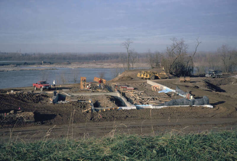 Falls of the Ohio interpretive center under construction 
Clarksville, Indiana, USA 

Ohio River mile 605