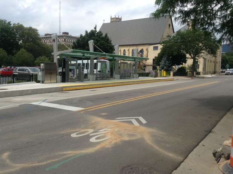 View of the southbound station, located on Ransom Avenue. The bus turns left from the right lane with the aid of a dedicated signal. General traffic uses the left lane to turn right or left.
