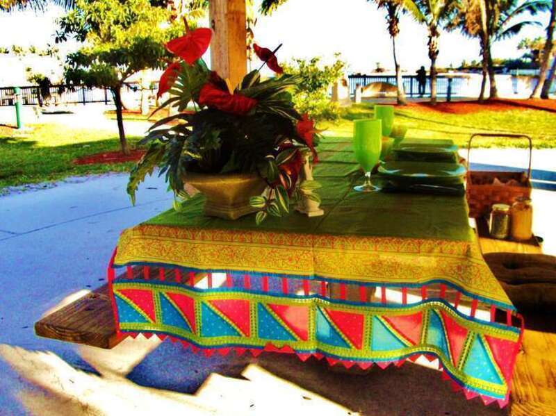 Having a good picnic meal by the Inlet./ Quelle belle idée de prendre un repas à la mer..