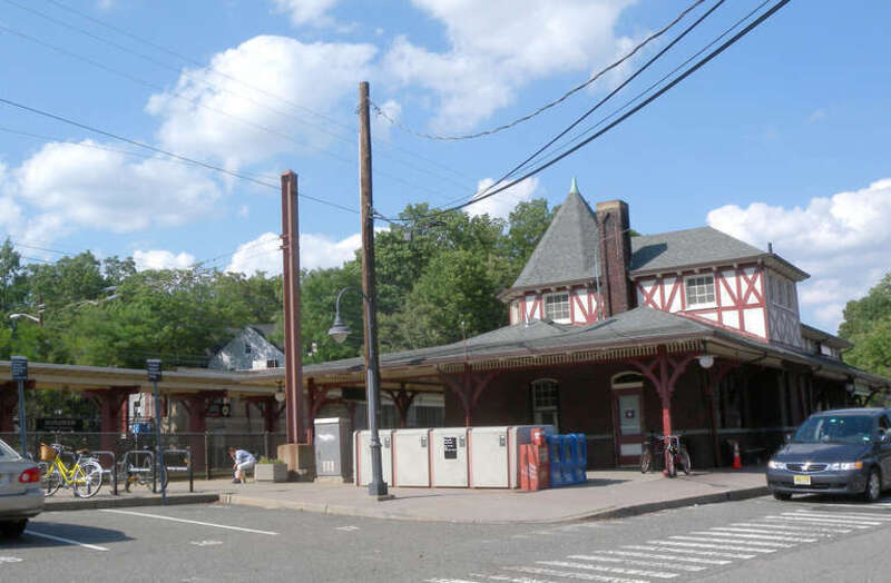 Looking northeast across parking lot at en:Maplewood (NJT station) on a sunny early afternoon.