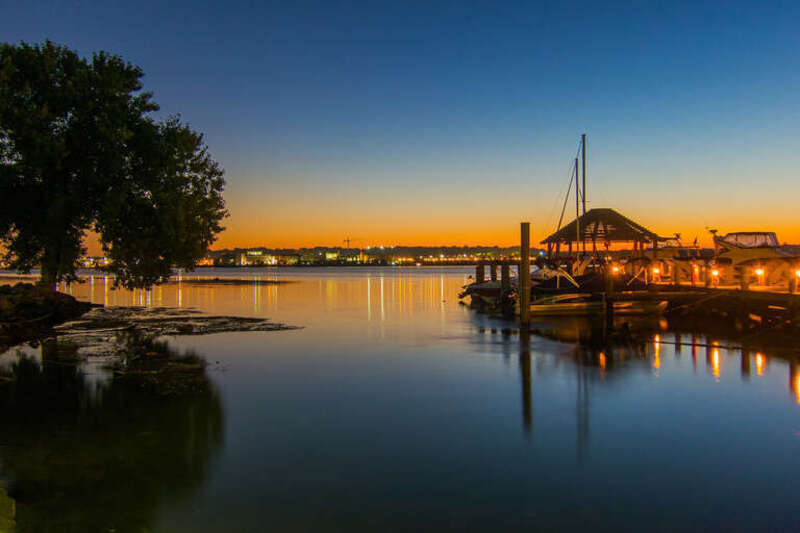 500px provided description: Dawn breaking over the Potomac River as seen from the waterfront in Old Town Alexandria, Virginia.

You can find &amp;lt;a href=&quot;www.fischerfotos.com/usa/h3ce17045&quot;&amp;gt;this photo&amp;lt;/a&amp;gt;, along with others, in the &amp;lt;a