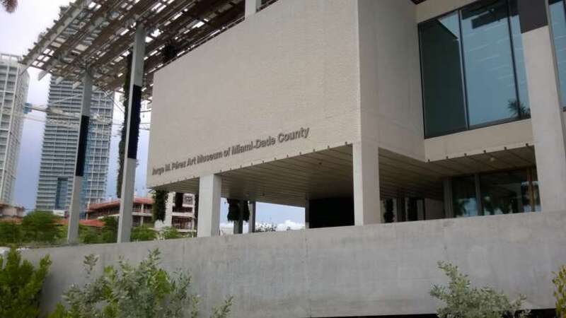 Front side sign on the en:Miami Art Museum.