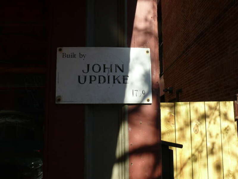 Plaque commemorating the building of the house in 1799 by merchant and bookseller John Updike (died 1803).