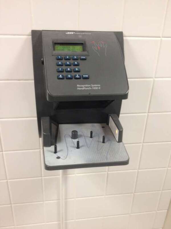 Recognition Systems HandPunch 1000-E time recorder with hand recognition.