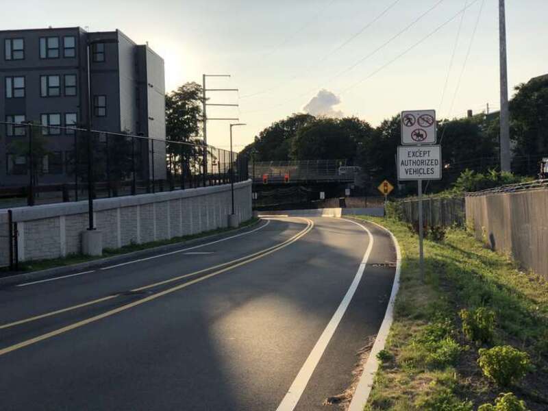 SL3 ROW to Broadway Bridge from the Box District station, MBTA SL3 line