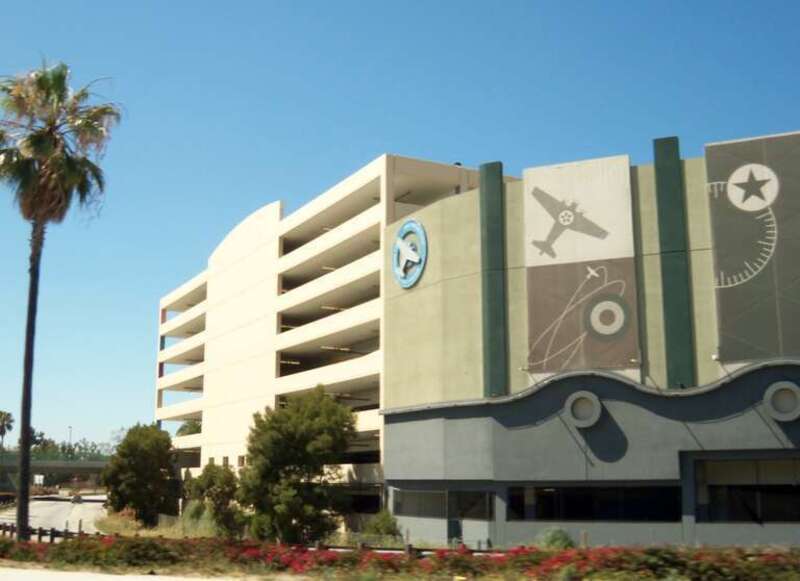 The Promenade at Howard Hughes Plaza