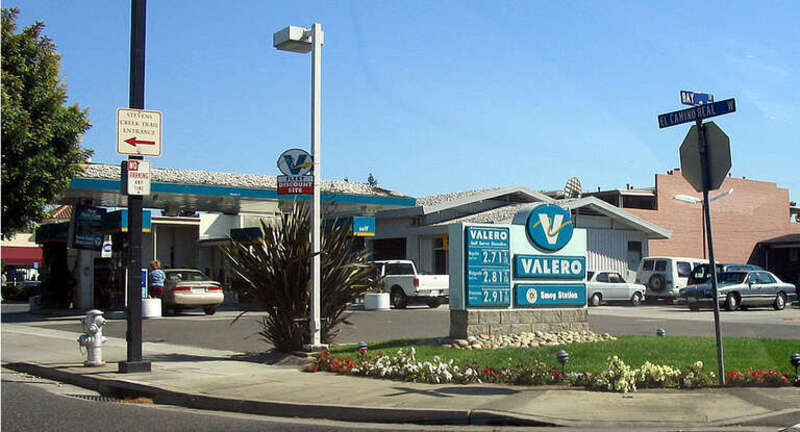 A typical Valero gas station, in Mountain View.
Photographed by user Coolcaesar on August 23, 2005.
