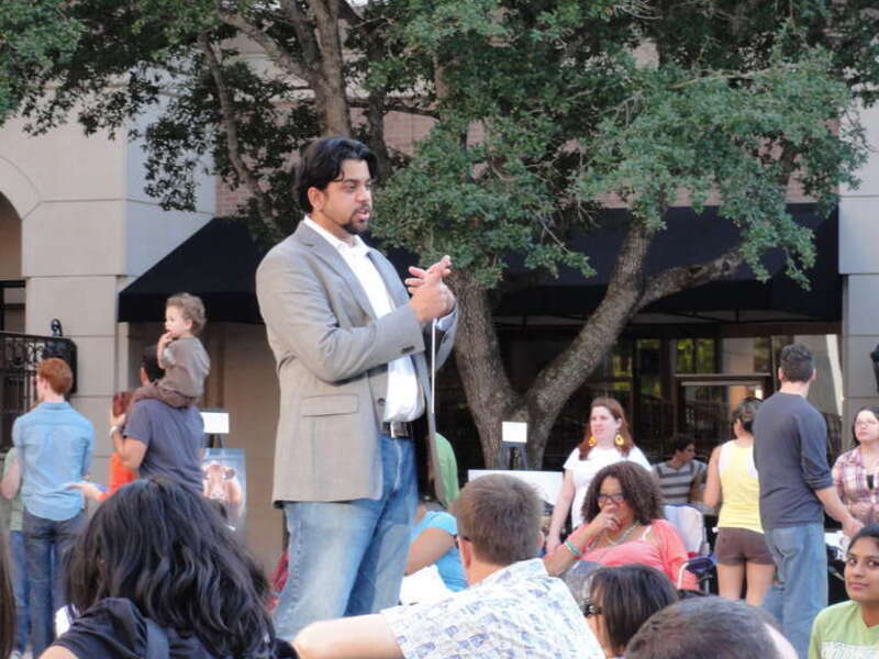 Viswa Subbaraman leading an Opera 101 event for Opera Vista at Sugar Land Town Square, Sugar Land, Texas, October 2, 2010