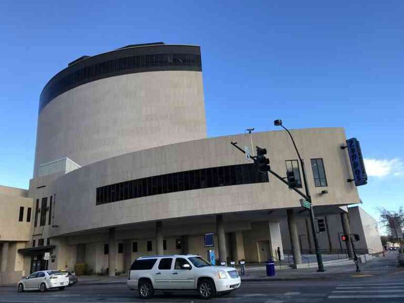 Zappos headquarters at Stewart and Las Vegas
www.peoplecomm.cz/kniha-stesti-doruceno

downtownproject.com