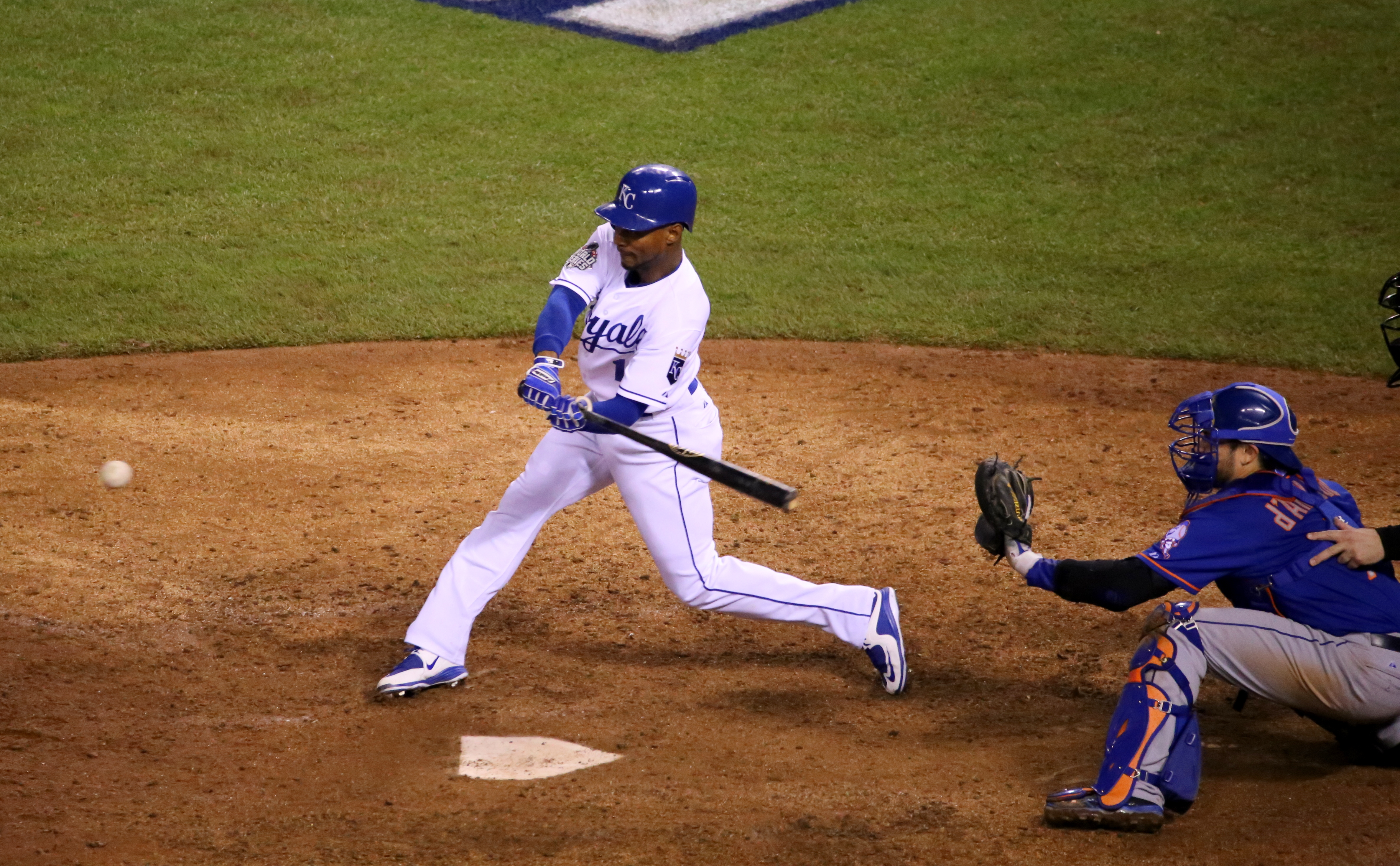 Jarrod Dyson swings at a pitch during #WorldSeries Game 1.