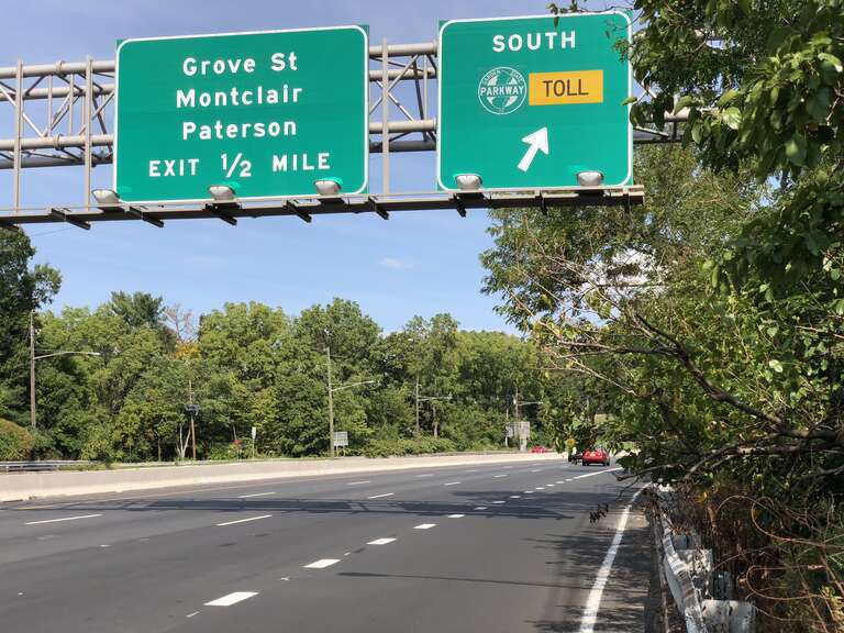 View west along New Jersey State Route 3 at the exit for the Garden State Parkway SOUTH in Clifton, Passaic County, New Jersey