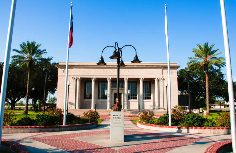 Gates Memorial Library The Gates Memorial Library in Downtown Port Arthur is located next to Lamar College.