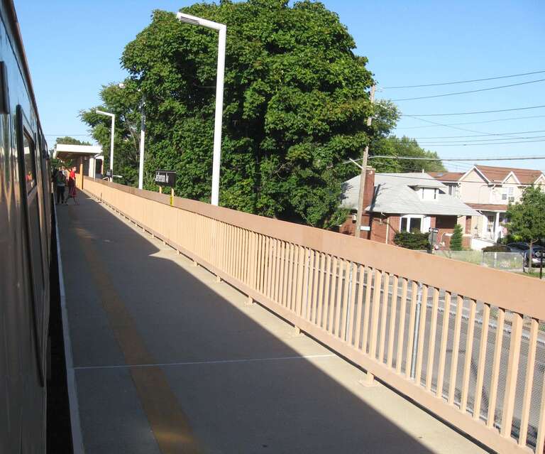 Looking east from northbound car at en:Jefferson Avenue (Staten Island Railway station) platform on a sunny afternoon