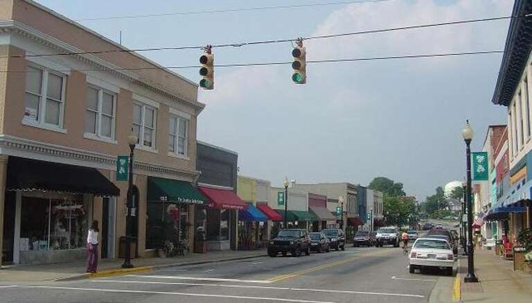 Picture of en:Apex, North Carolina downtown, taken by Seth Ilys, 20 July 2004.