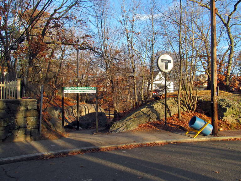 Path from Station Street to Newton Highlands station in December 2015