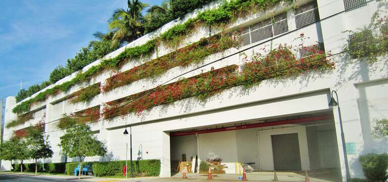 Wonderful way to hide a parking garage / Quelle bonne idée pour dissimuler un stationnement