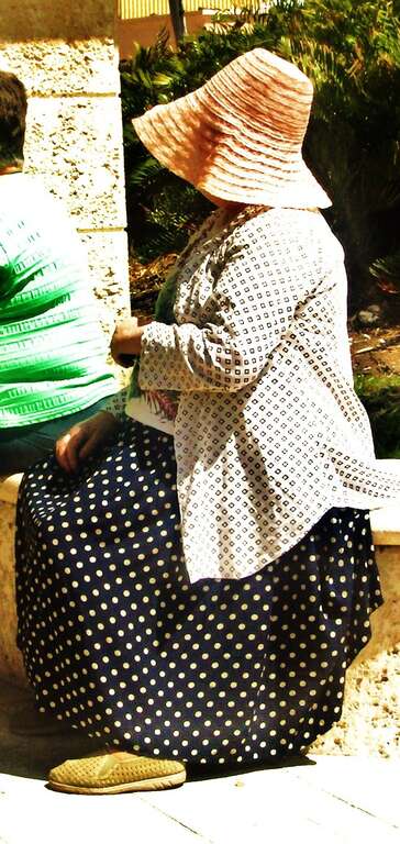 Attentive à écouter la musique...Woman listens to the music of the good old time played by retired big bands musicians...