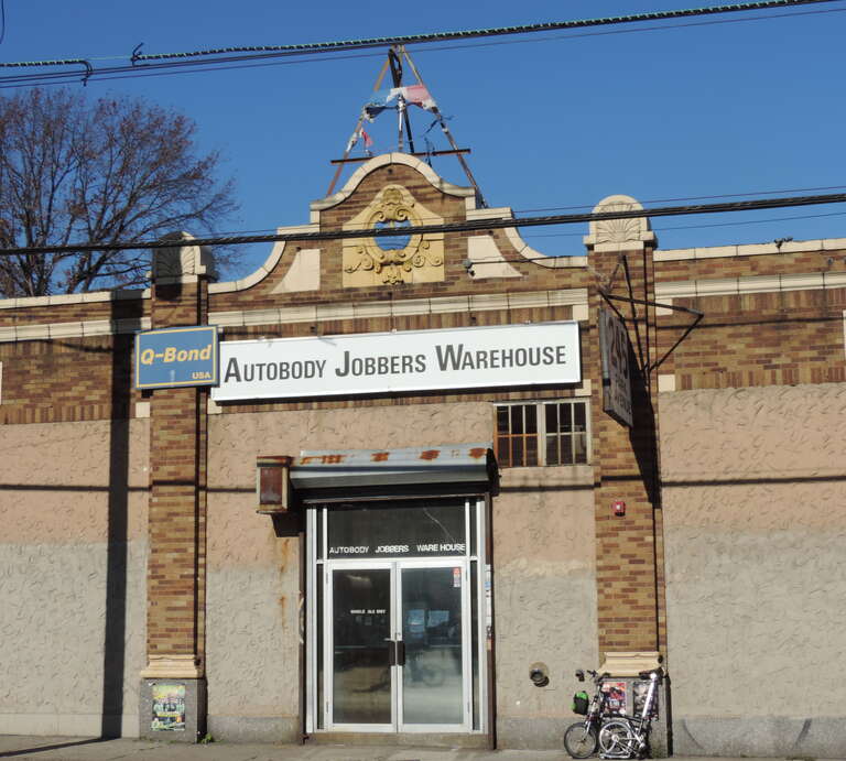 Looking north across Park Avenue on a sunny midday.