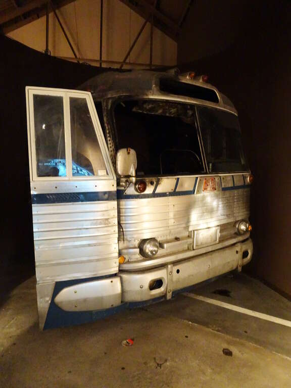 L'un des bus Greyhound utilisés lors des Freedom Rides (voyages de la liberté) de 1961 et attaqués par des manifestants blancs en Alabama. Il est exposé à l'Institut des droits civiques de Birmingham.