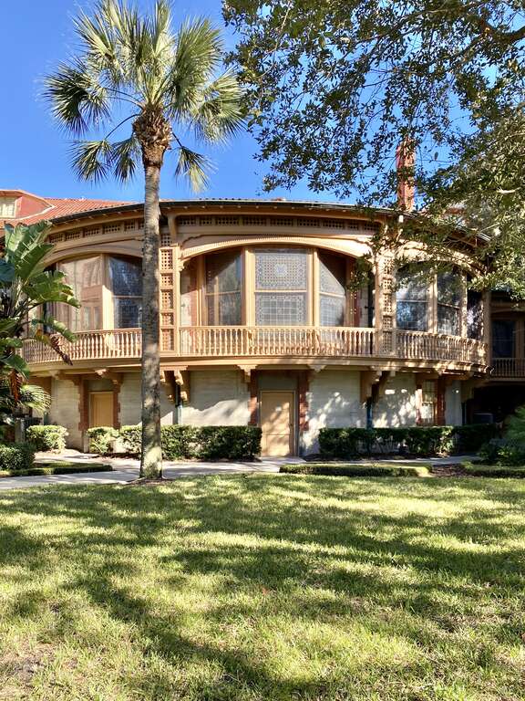 Built in 1885-1887 and designed by the New York-based architecture firm of Carrère and Hastings, this ostentatious Spanish Colonial Revival-style luxury resort hotel was built by Henry Flagler to attract wealthy tourists to the warm winters of