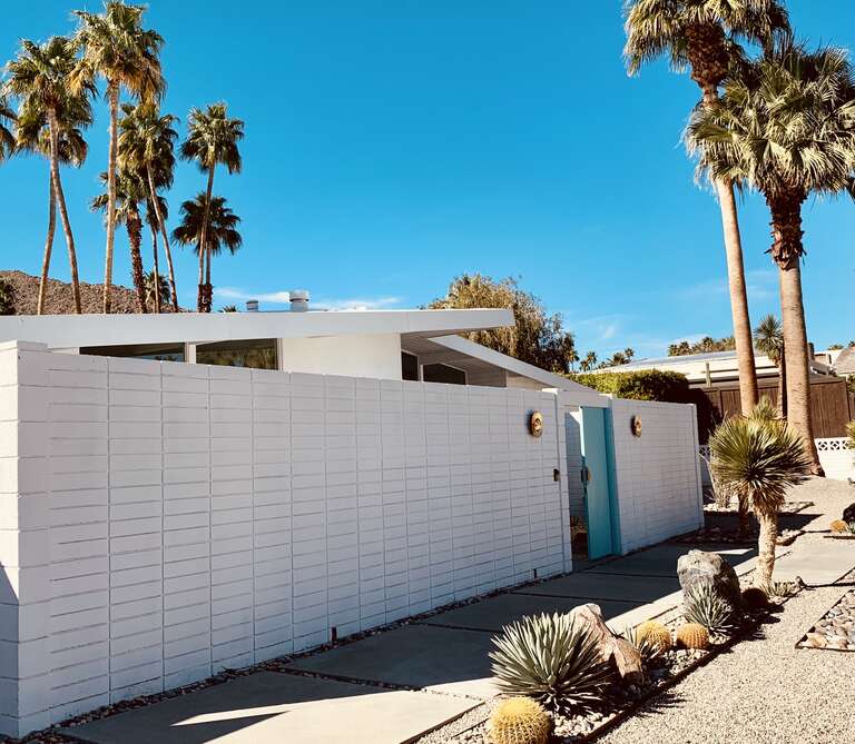 This is a photo of Maison Bleue Moderne, a residence designed by William Krisel and refurbished in 2012