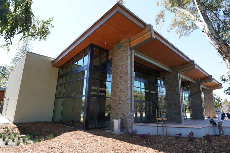 The photograph is of the Mountain View Community Center. Photograph taken on 2019-03-16T21:06:03Z.