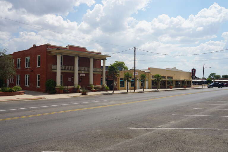 South Oakes Street in San Angelo, Texas (United States).