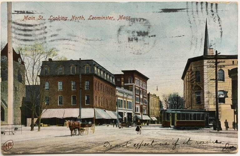 Undivided back postcard of Monument Square in Leominster, Massachusetts, looking north to Main Street. A Worcester Consolidated Street Railway streetcar is turning onto Pleasant Street from the short Mechanic Street line. The postcard is postmarked