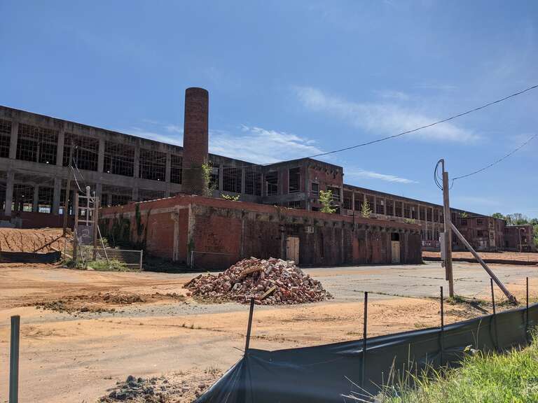 Picture of the Mock, Judson, Voehringer Company Hosiery Mill from the intersection of Howard Street and Hiatt Street, taken in 2021