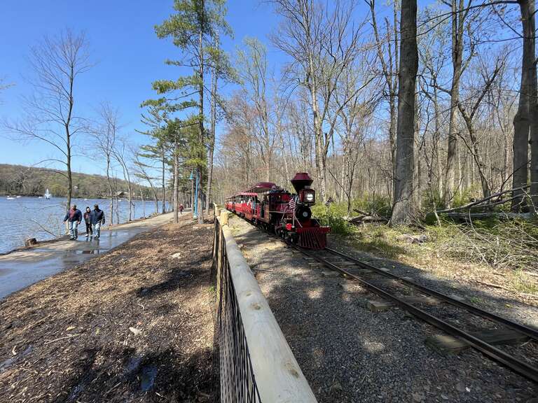 Climbing the hill before turning around to head back towards the zoo.