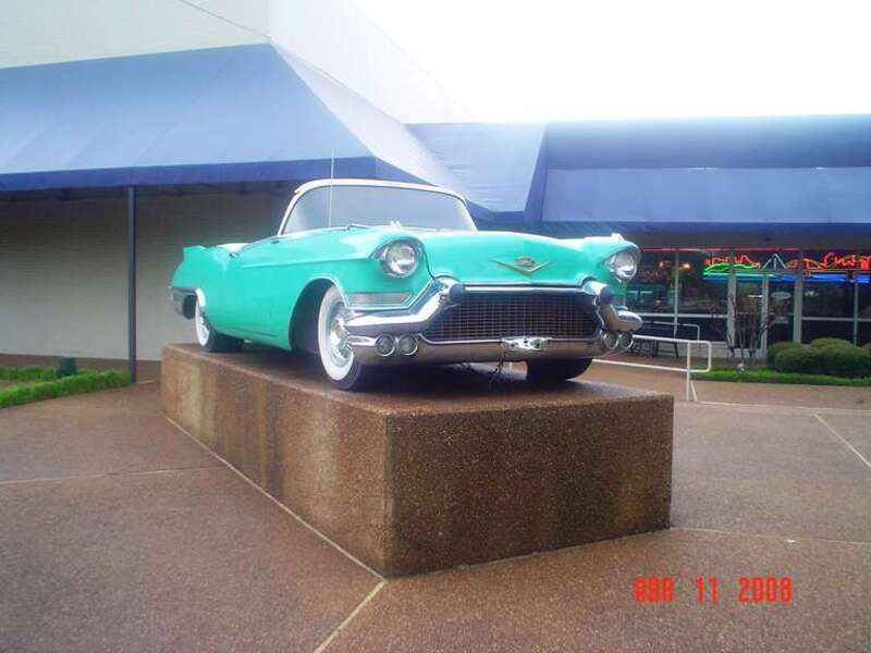 Auto de elvis en frente del museo