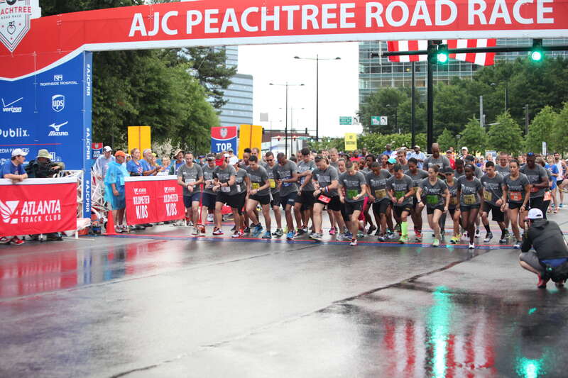 ATLANTA, July 4, 2015 - The military running teams take off quickly at the start of the Peachtree Road Race. 

(Georgia National Guard photo by Desiree Bamba / Released)