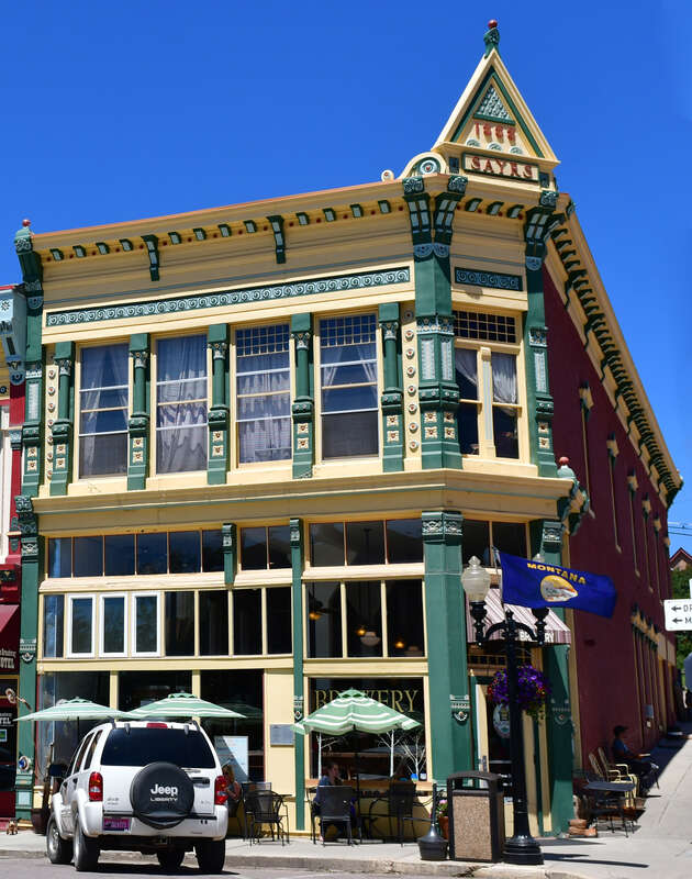 The Sayrs Building, Broadway in Philipsburg (Montana, USA) was built by banker Joseph and Mary Hyde in 1888 and known as the Hyde Block. Frank Sayrs purchased the building in 1904. Today, it houses the ​Philipsburg Brewing Company.