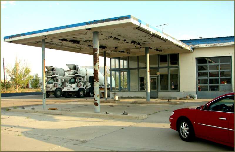 (1 in a multiple picture set)
This old Chevron station made a sad picture of a once-thriving business.  At one time the highway came right past it's pumps, but now people gas up at the chain truckstops on the exit west of town.
