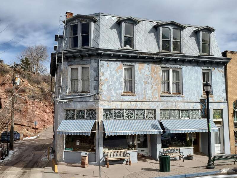 An entire view of the &quot;Davis Block&quot; in Manitou Springs, Colorado.