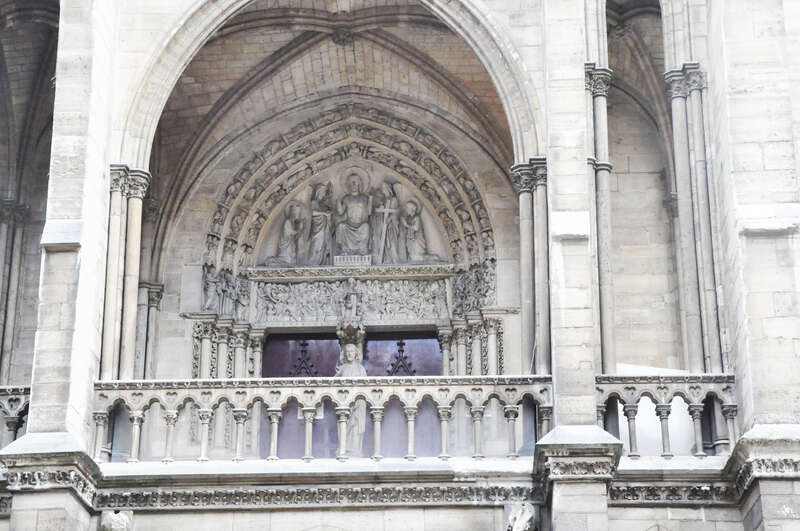 Bas-relief à l'entrée de la Sainte-Chapelle.