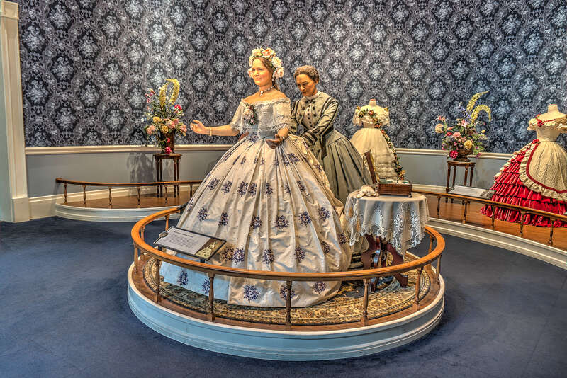 Mary Lincoln joins Washington high society